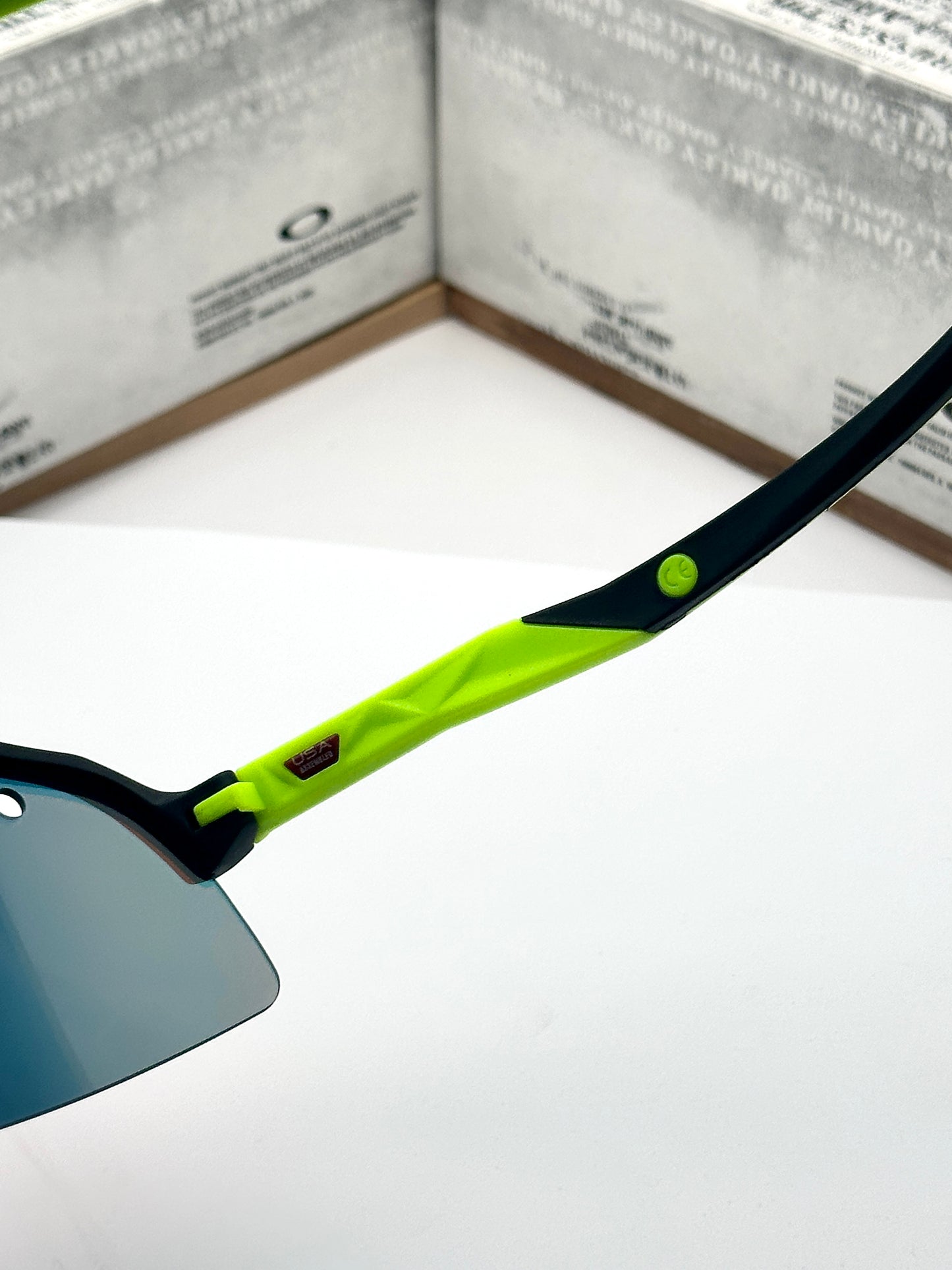 Sut-ros Lite Sweep Sports Fluorescent Green Black Red Prizm UV-400 Sunglasses